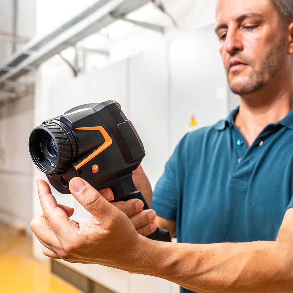 Тепловизор Testo 883 со стандартным объективом 30 на 20